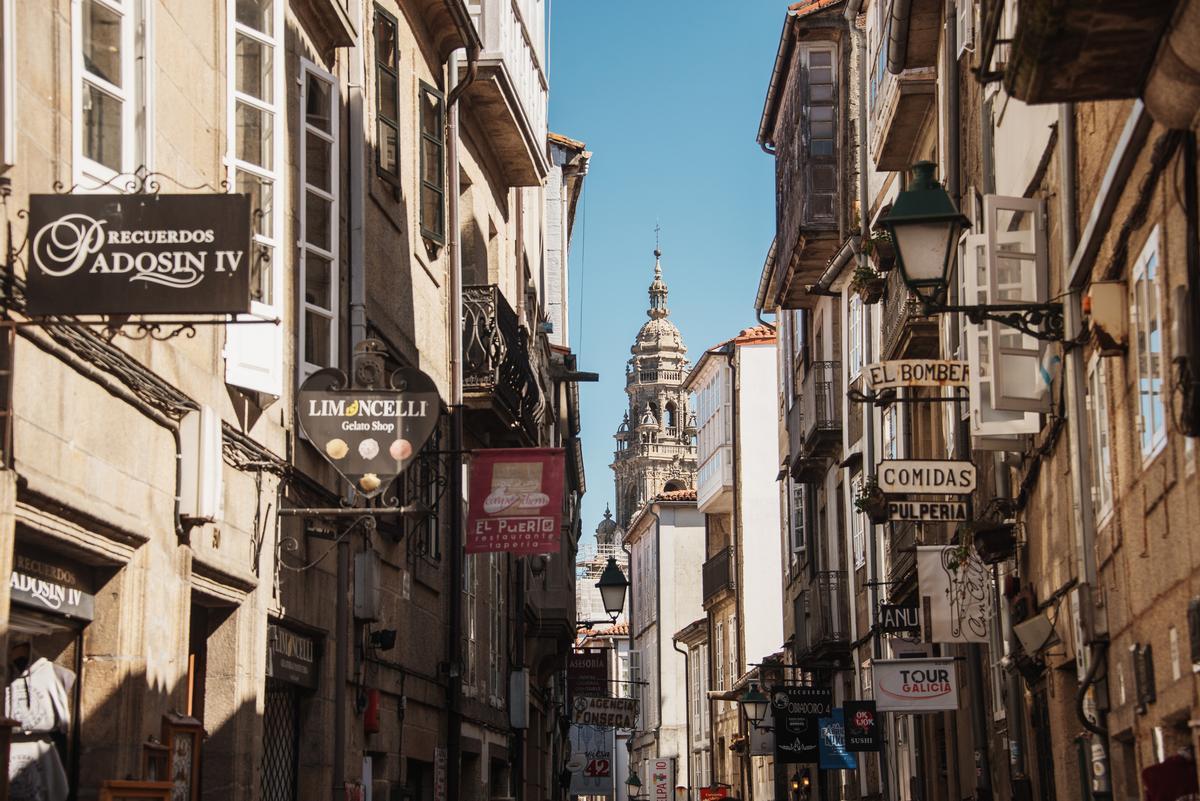 Esta calle del casco histórico de Santiago concentra bares y restaurantes