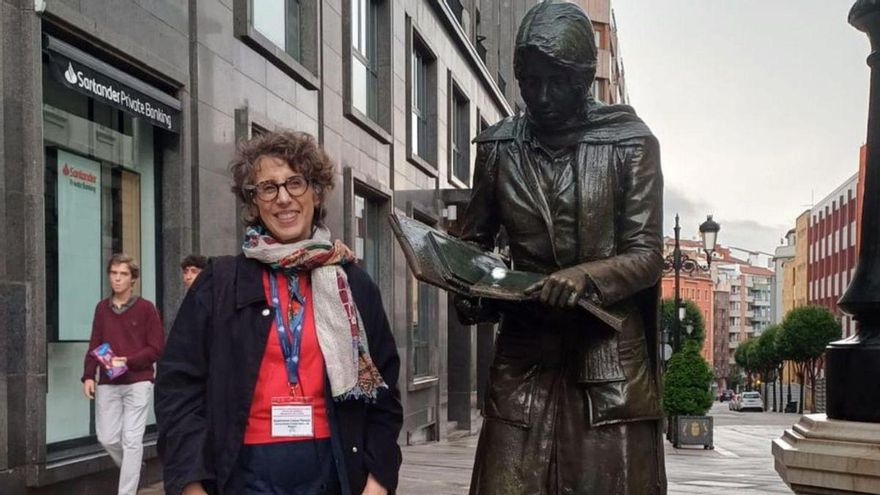 Esperanza López Parada, junto a la escultura &quot;Esperanza caminando&quot;, que su padre esculpió cuando ella tenía 16 años. |