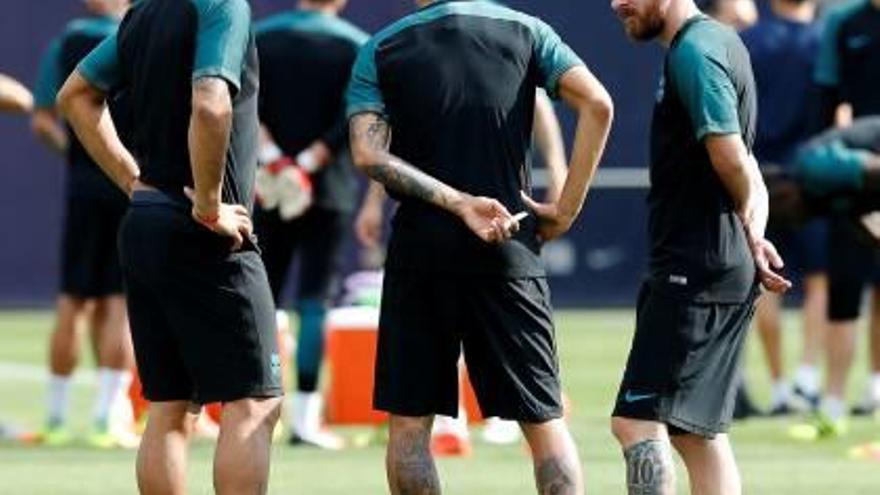 Luis Suárez, Neymar y Messi, el tridente del Barça, ayer en el entrenamiento matinal.