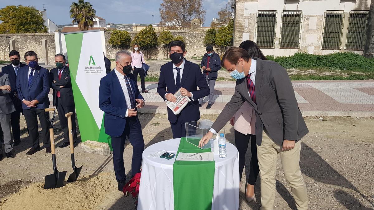 Entre los recuerdos incluidos en la caja de la primera piedra está un ejemplar del Diario CÓRDOBA.