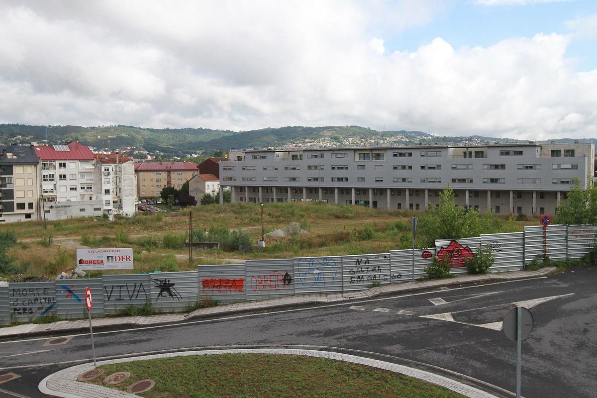 Terrenos de As Lagoas en los que irá el futuro edificio único de oficinas de la Xunta.