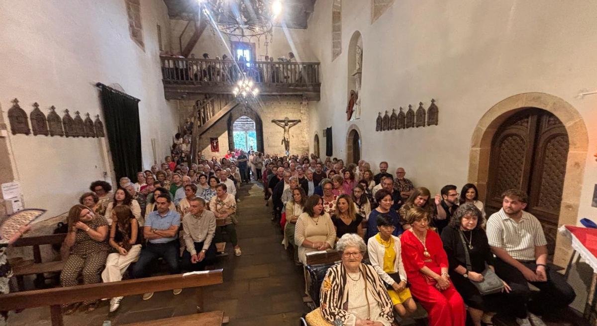 Por la izquierda, en primer término, Carlos Capellán, Ana Cándida Figaredo y Salvi Alonso, al inicio de la misa. | J. A. O.