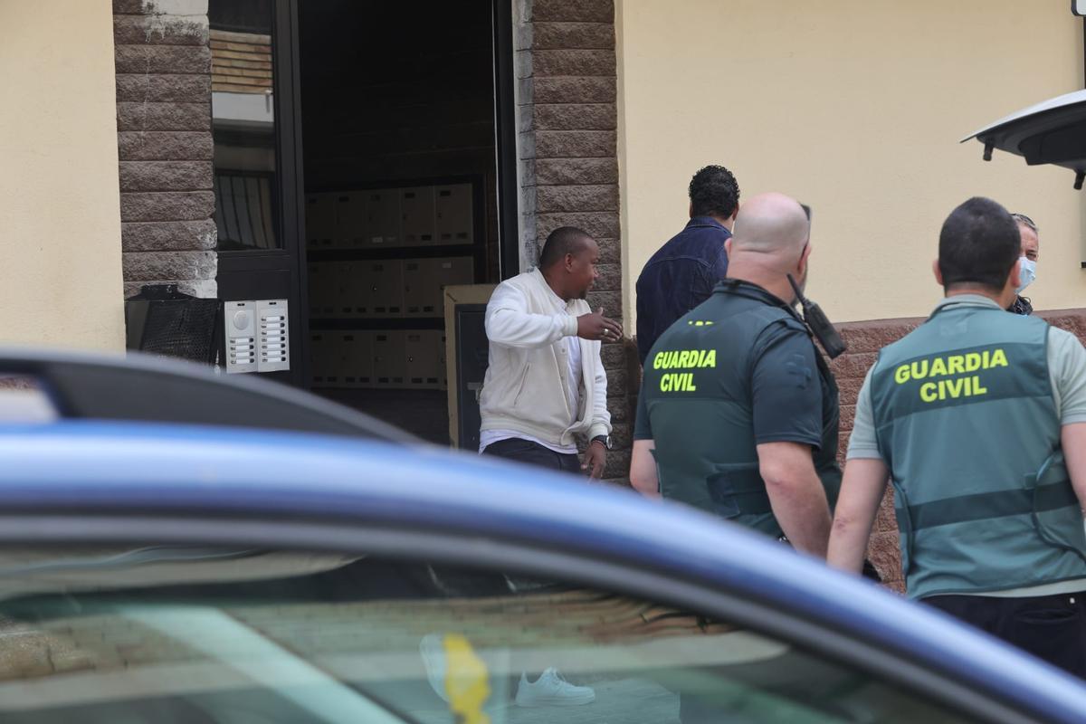 El sospechoso sale de su domicilio acompañado de los agentes