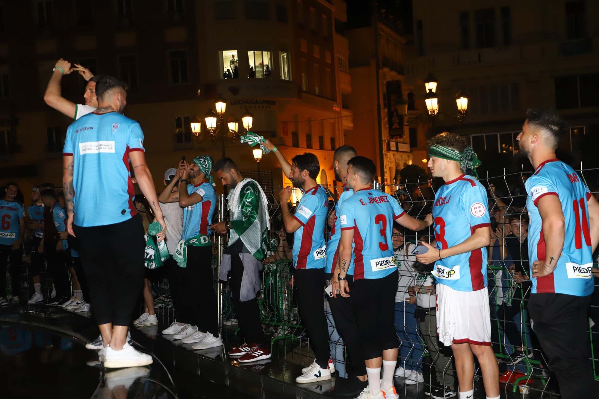 Los aficionados cordobesistas celebran el ascenso en Las Tendillas con el equipo