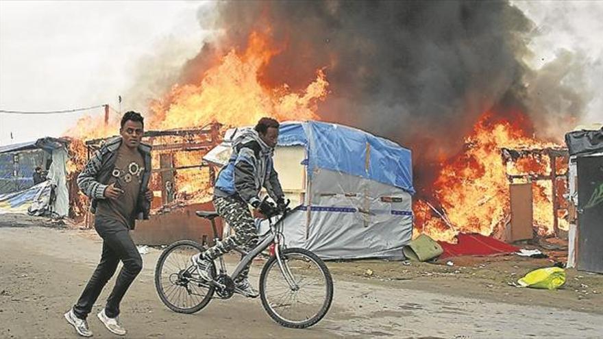 INCENDIOs en  el desalojo de calais