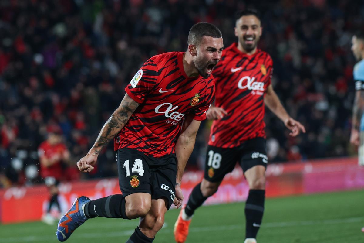 Dani Rodríguez celebra un gol con el Mallorca