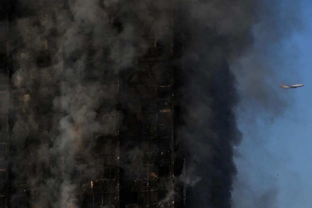 Incendio en un edificio de 24 plantas en Londres