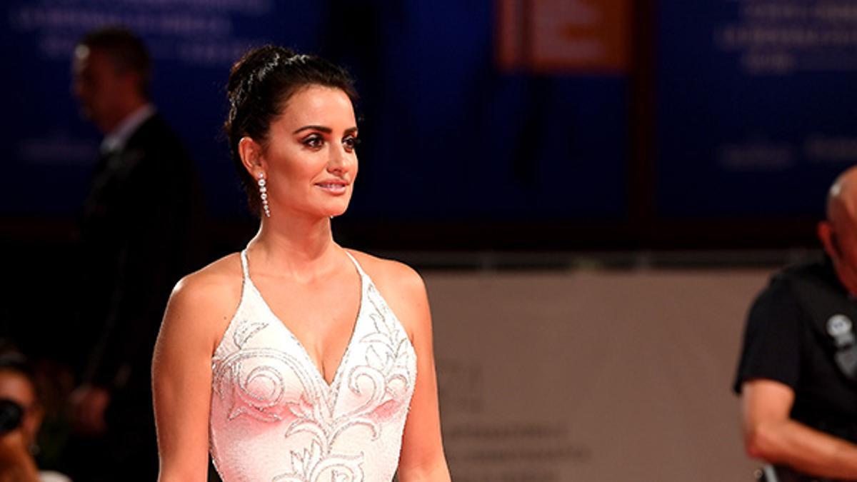 Penélope Cruz, espectacular con un maxidress blanco