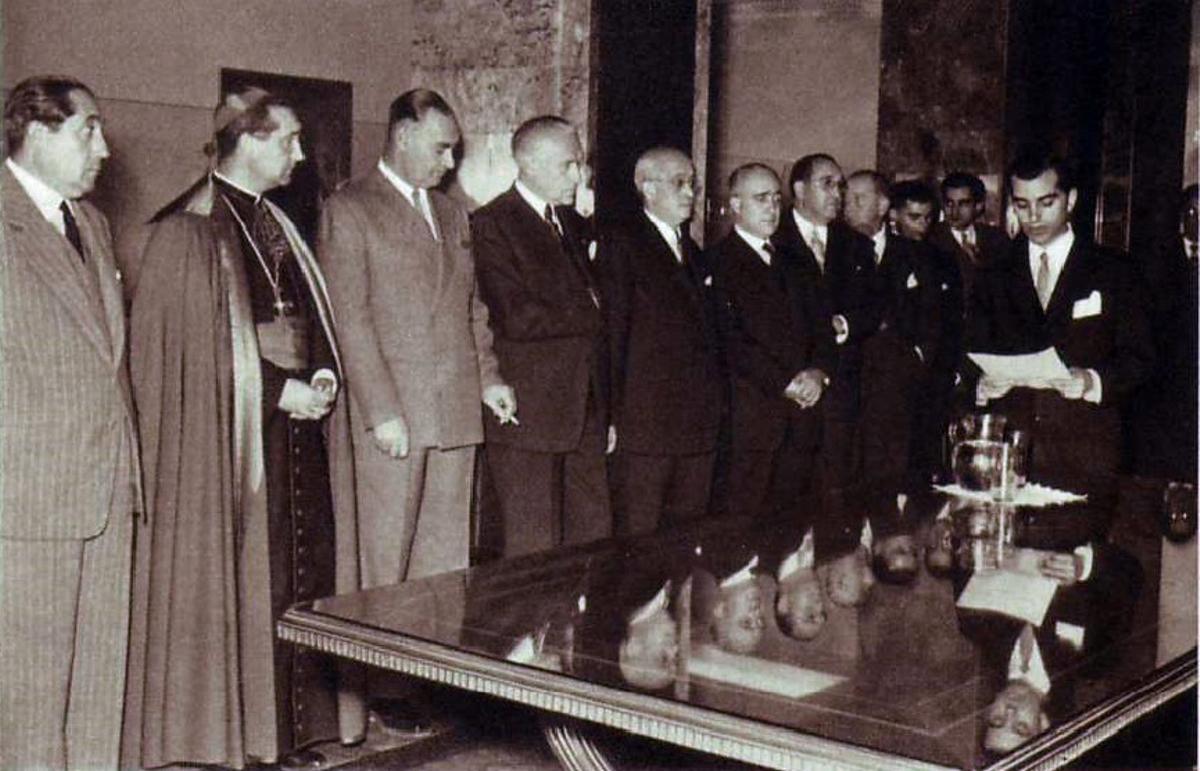 El presidente del Banco de Málaga Ignacio López lee un discurso en la inauguración de la sede social de Atarazanas, 2 en 1956.
