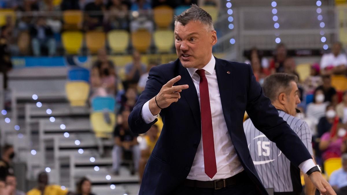 Sarunas Jasikevicius da indicaciones a su banquillo en el Gran Canaria Arena