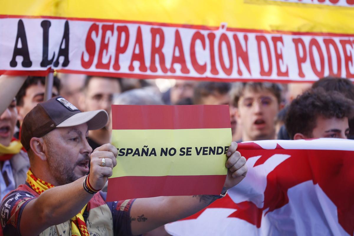 Miles de manifestantes recorren Alicante en contra de la amnistía