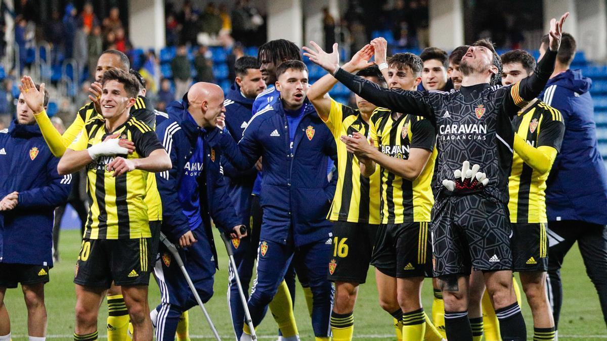 Mollejo, con muletas, celebra el triunfo con sus compañeros al final del partido.