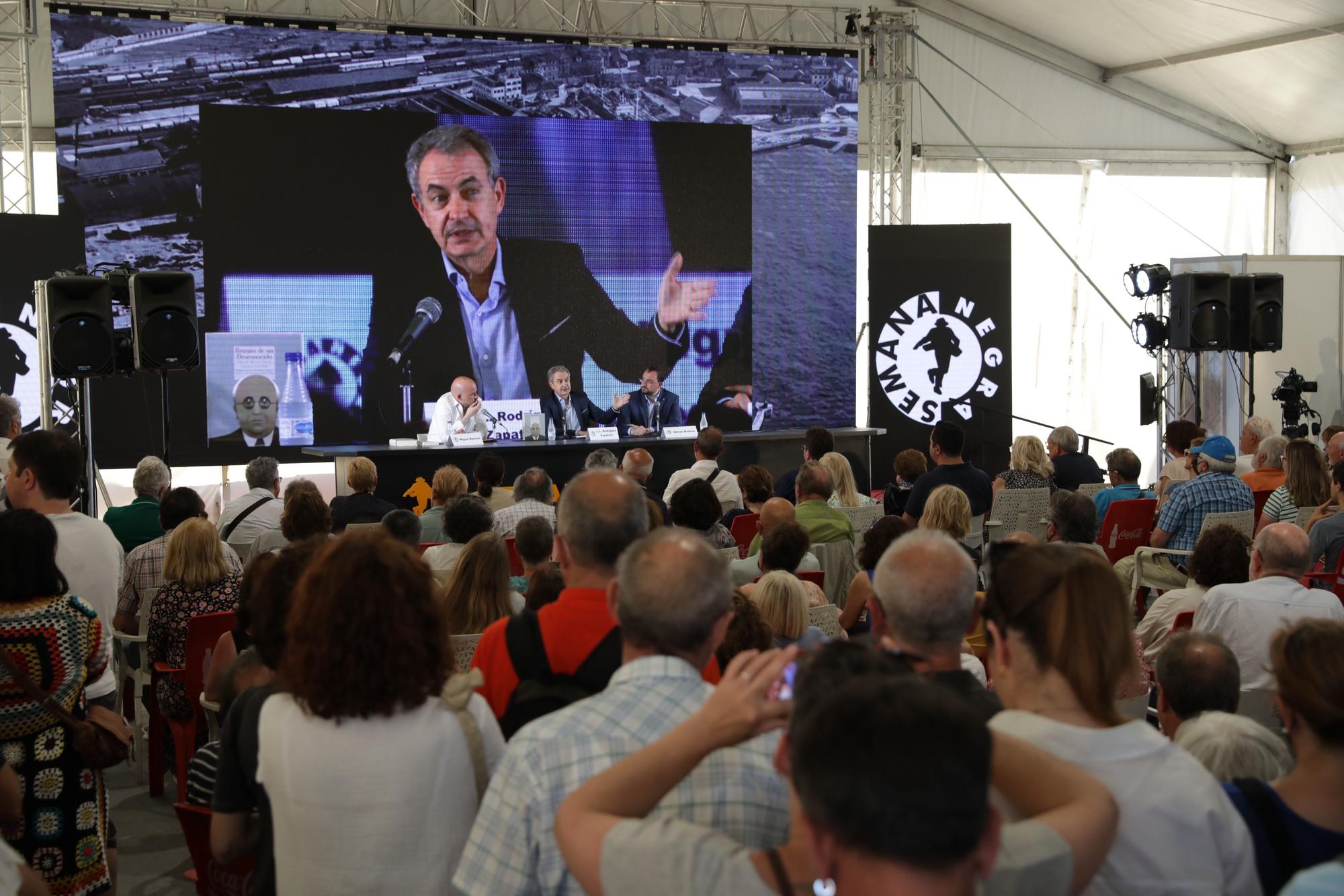 EN IMÁGENES: Adrián Barbón y José Luis Rodríguez Zapatero, en la presentación de un libro en la Semana Negra