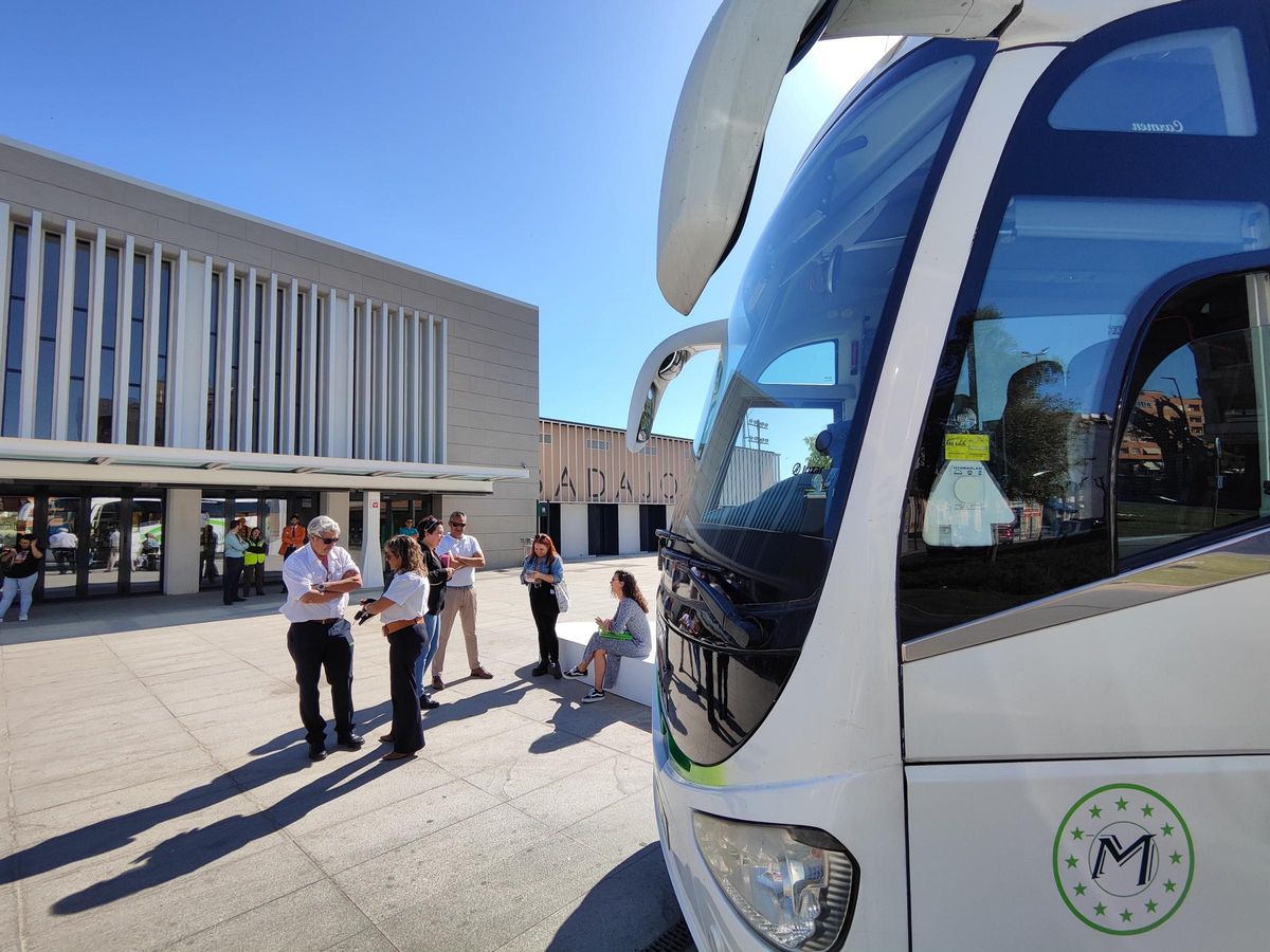 Los viajeros esperan la salida de los autobuses.