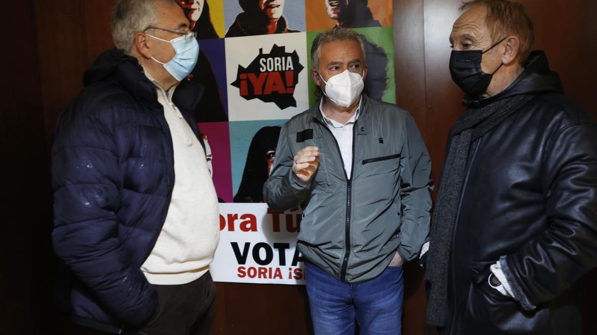 El candidato de Soria Ya!, Ángel Ceña, en el centro de la imagen.