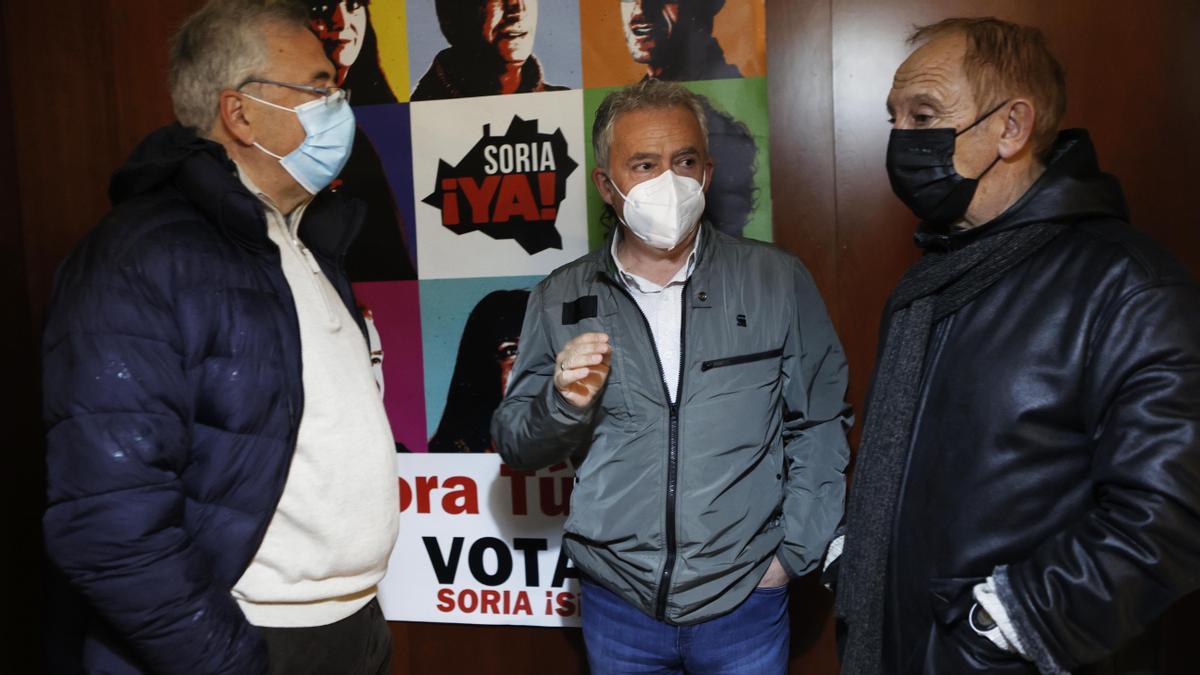 El candidato de Soria Ya!, Ángel Ceña, en el centro de la imagen.