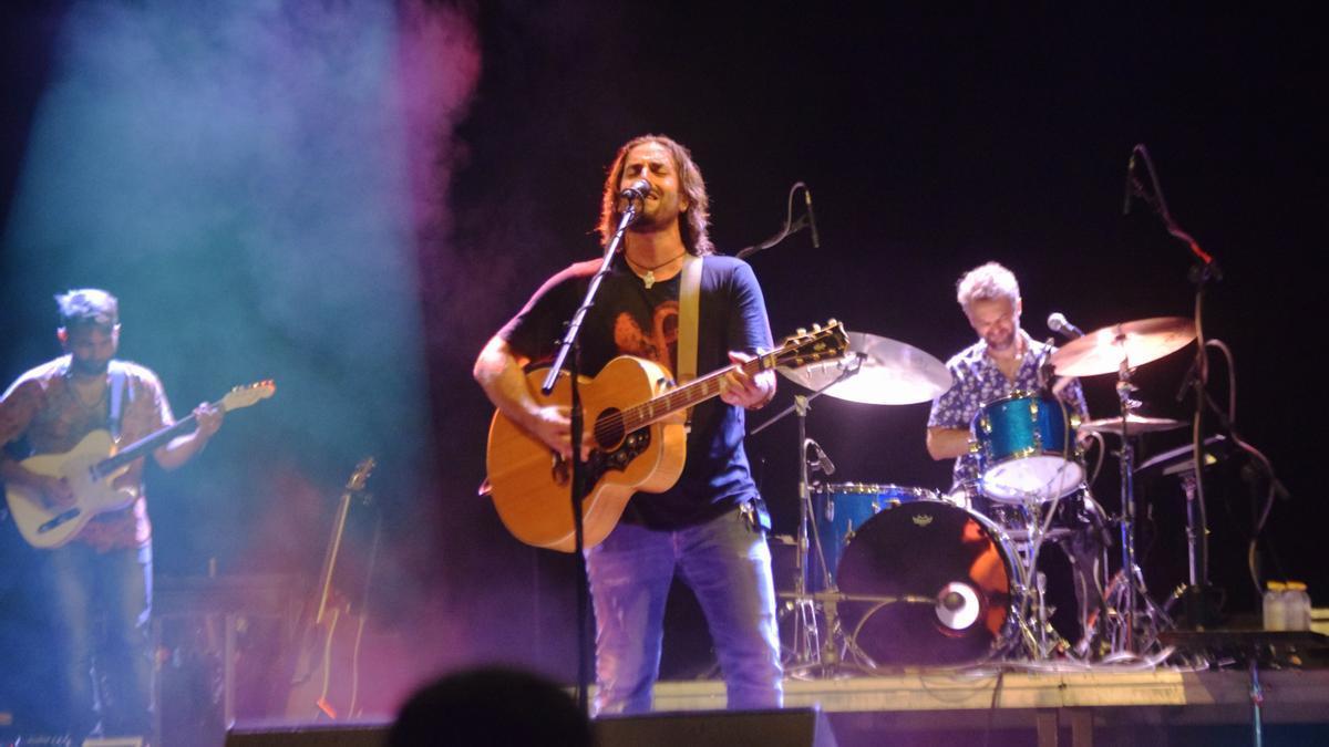 Andrés Suárez, durante su concierto en Blanca.