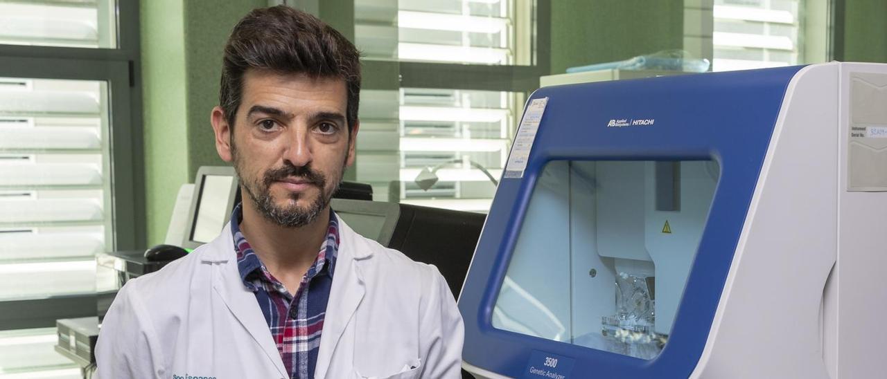 El doctor Fernando Santos posa en la unidad de genética  clínica de Son Espases