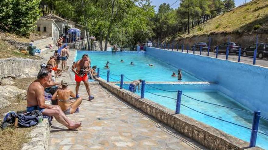 Algunos usuarios disfrutando de la piscina que hay en el enclave natural del Preventorio.