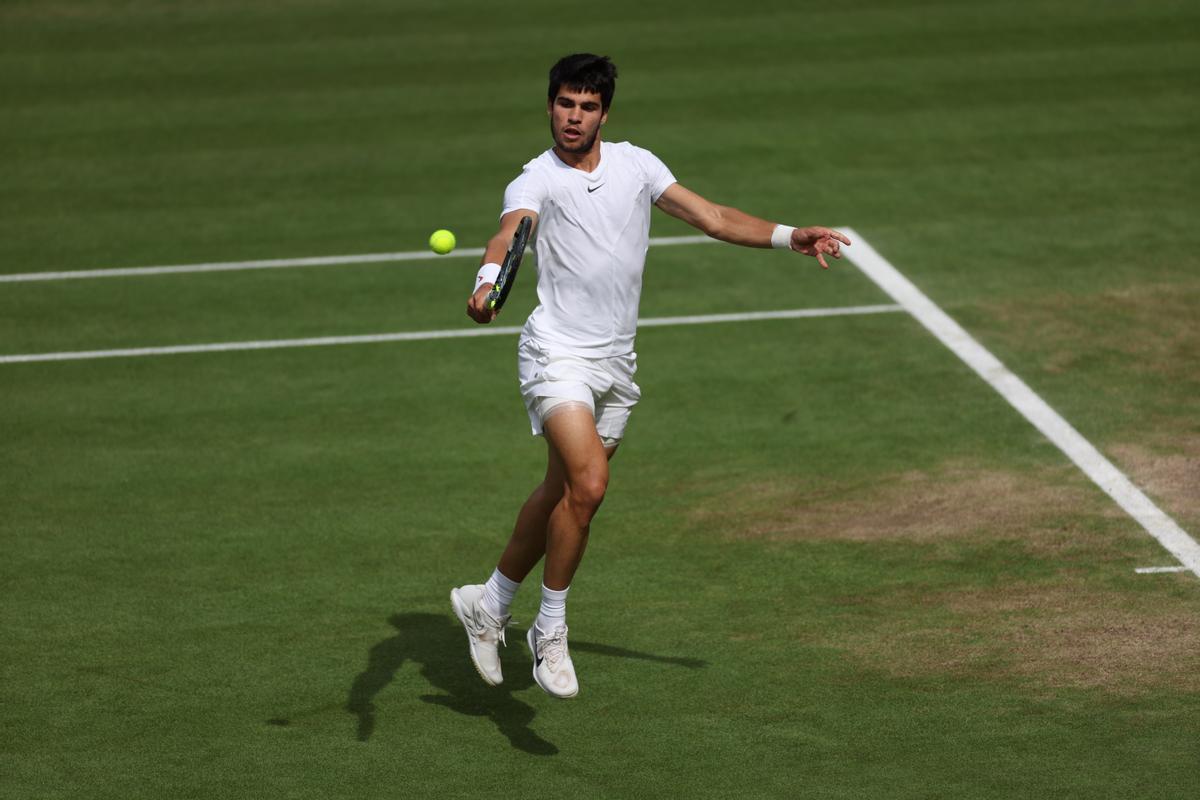 Wimbledon (United Kingdom), 16/07/2023.- Carlos Alcaraz of Spain in action during the Men’s Singles final match against Novak Djokovic of Serbia at the Wimbledon Championships, Wimbledon, Britain, 16 July 2023. (Tenis, España, Reino Unido) EFE/EPA/ISABEL INFANTES EDITORIAL USE ONLY
