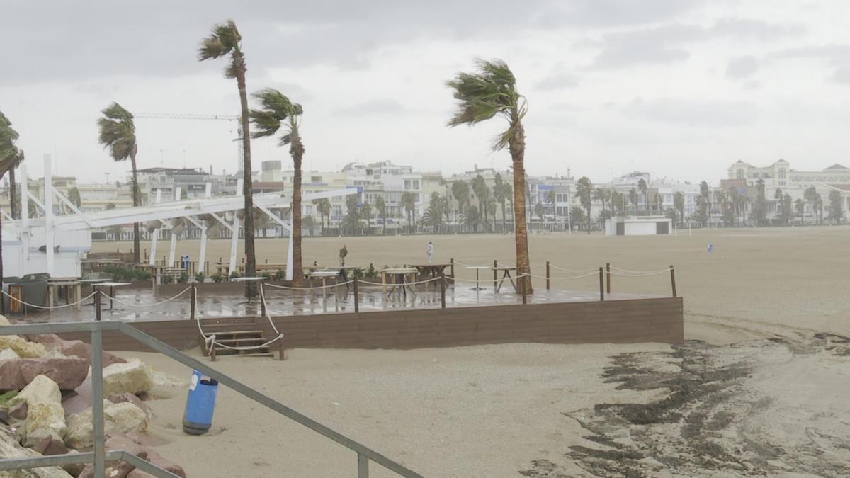 Archivo - El temporal &#039;Celia&#039; azota con fuertes rachas de viento la playa de Valencia en imagen de archivo