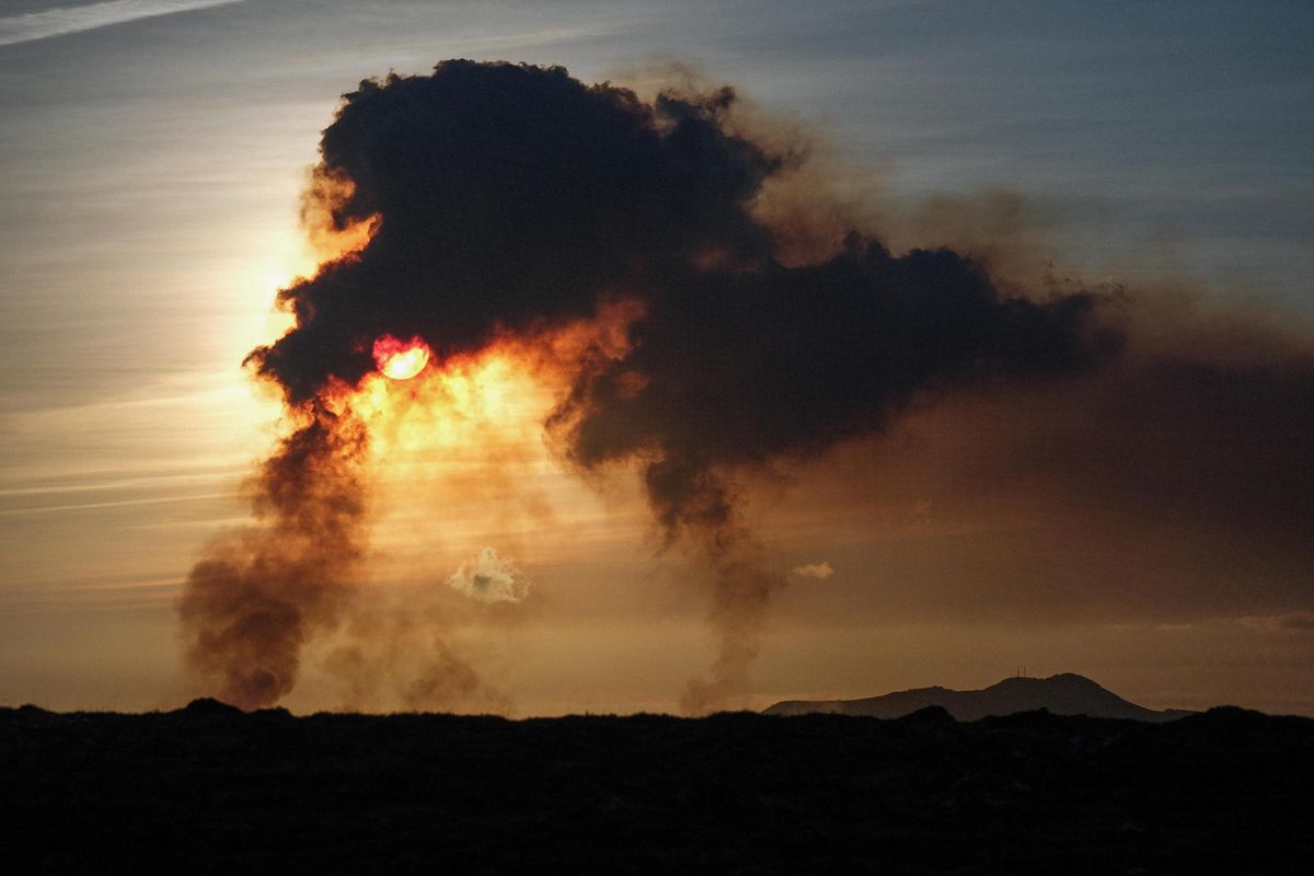 Volcanic fissures open near Grindavik