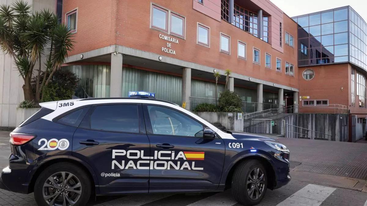 Un coche en la Comisaría de la Policía Nacional de Gijón, en El Natahoyo.