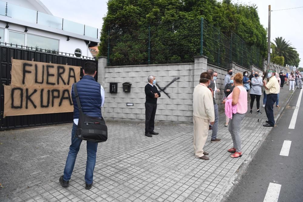 Concentración en A Zapateira por un chalé okupado