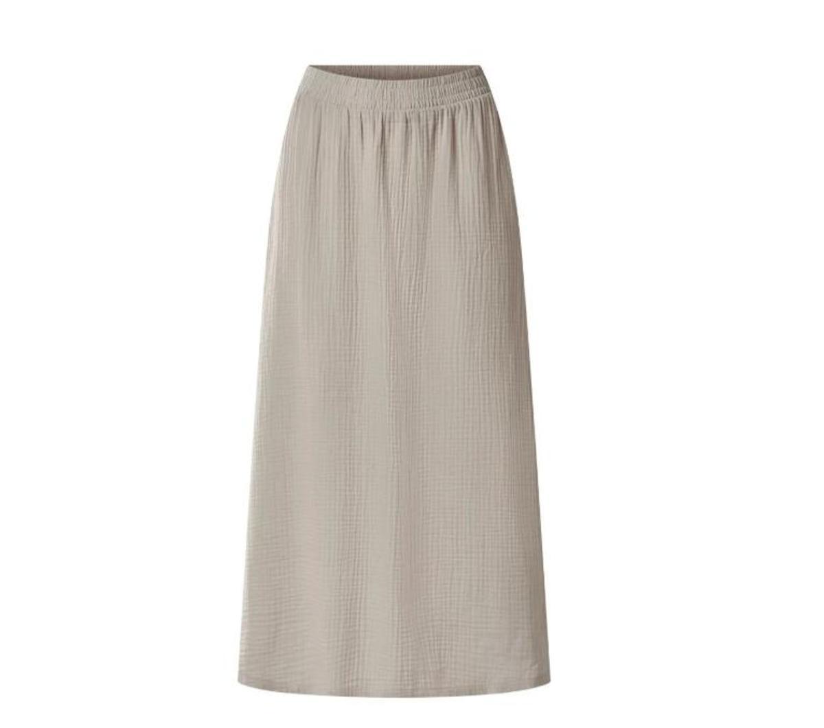 Falda color beige.