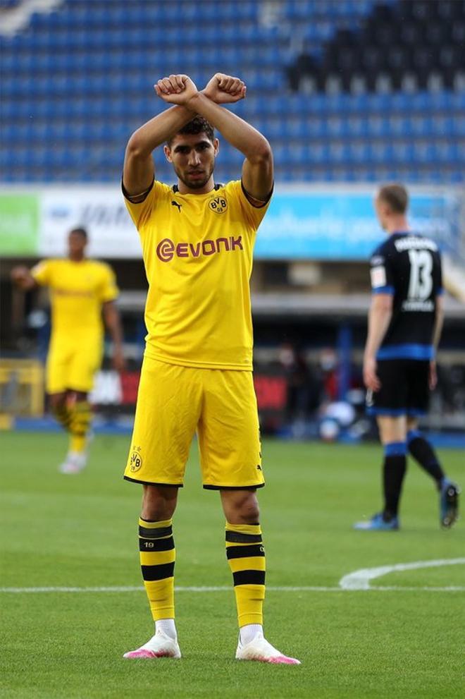 Jadon Sancho del Borussia Dortmund celebra el gol 0-2 con una camiseta de Justice for George Floyd