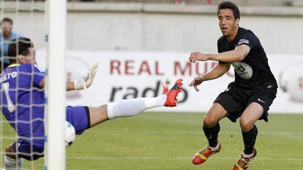 Pedro bate al murcianista Casto en el primer gol de la vuelta del 'play off' de la 2013-2014 en la Nueva Condomina.