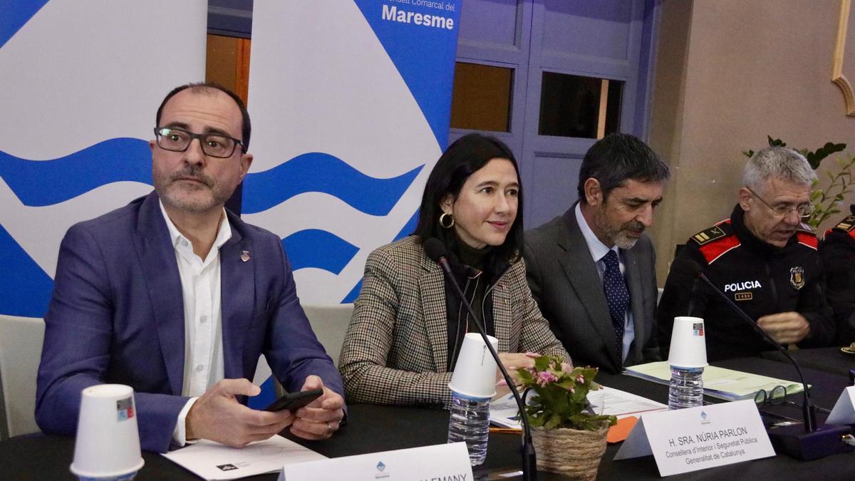 La consellera de Interior, Núria Parlon, el presidente del Consell Comarcal del Maresme, Francesc Alemany, y el director general de la Policía catalana, Josep Lluis Trapero