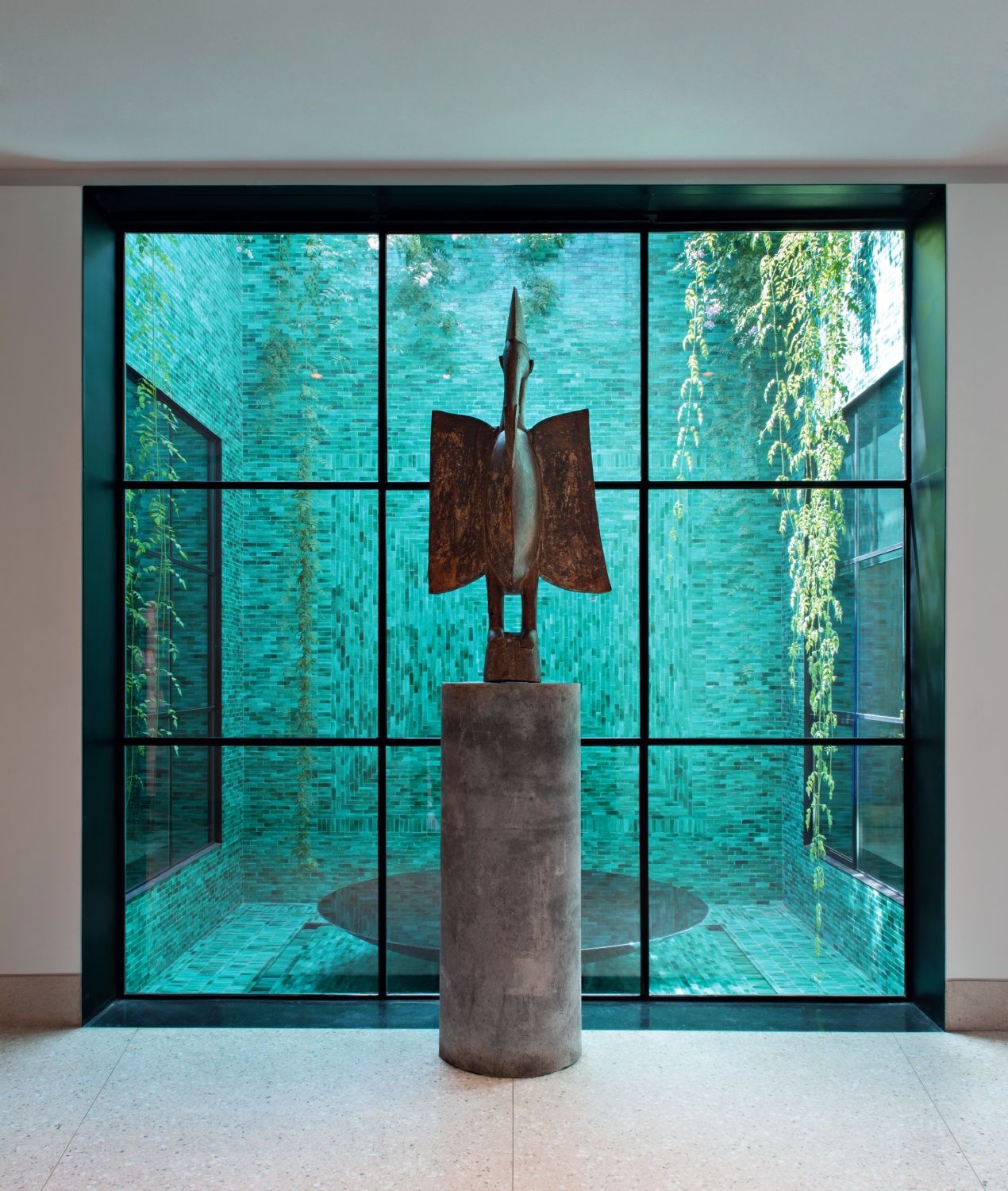 Ave Senufo en el hall del Museo Yves Saint Laurent.