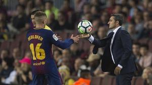 Valverde le pasa el balón a Deulofeu durante el partido ante el Málaga.
