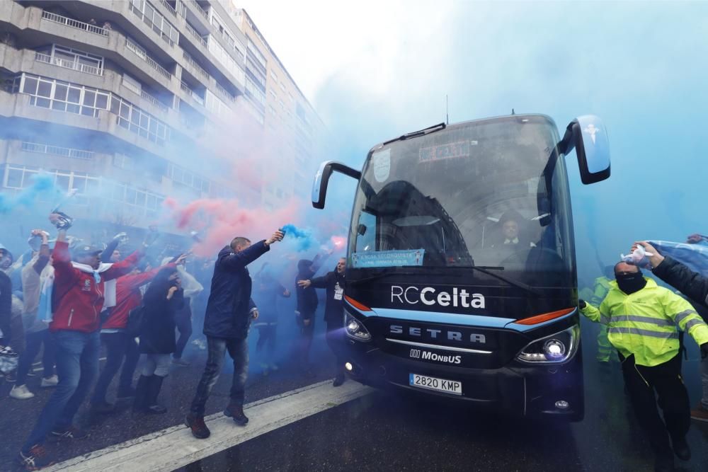 Locura en la llegada del Celta a Balaídos antes del partido contra la Real. // A. Villar