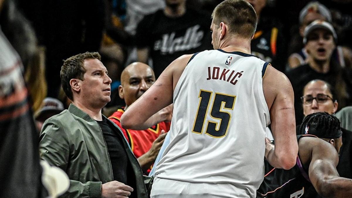 Jokic, junto al dueño de los Suns, antes de darle un leve empujón