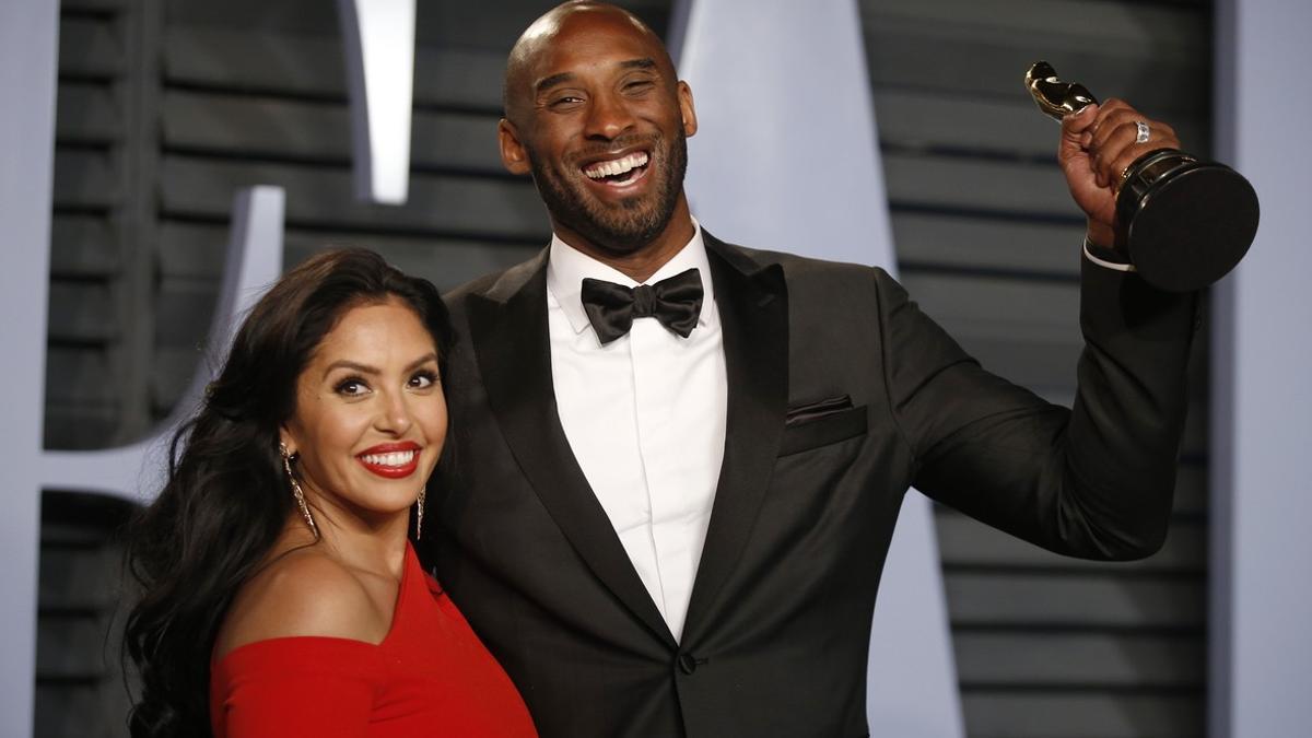 Kobe Byrant, junto a su mujer Vanessa sostiene el Oscar a la entrada de la fiesta de Vanity Fair