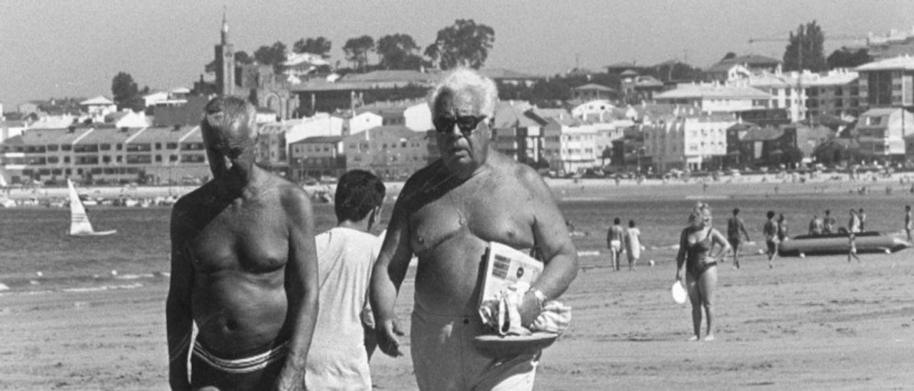 Francisco Fernández del Riego paseando pola praia de Lourido nos anos 80. // Magar
