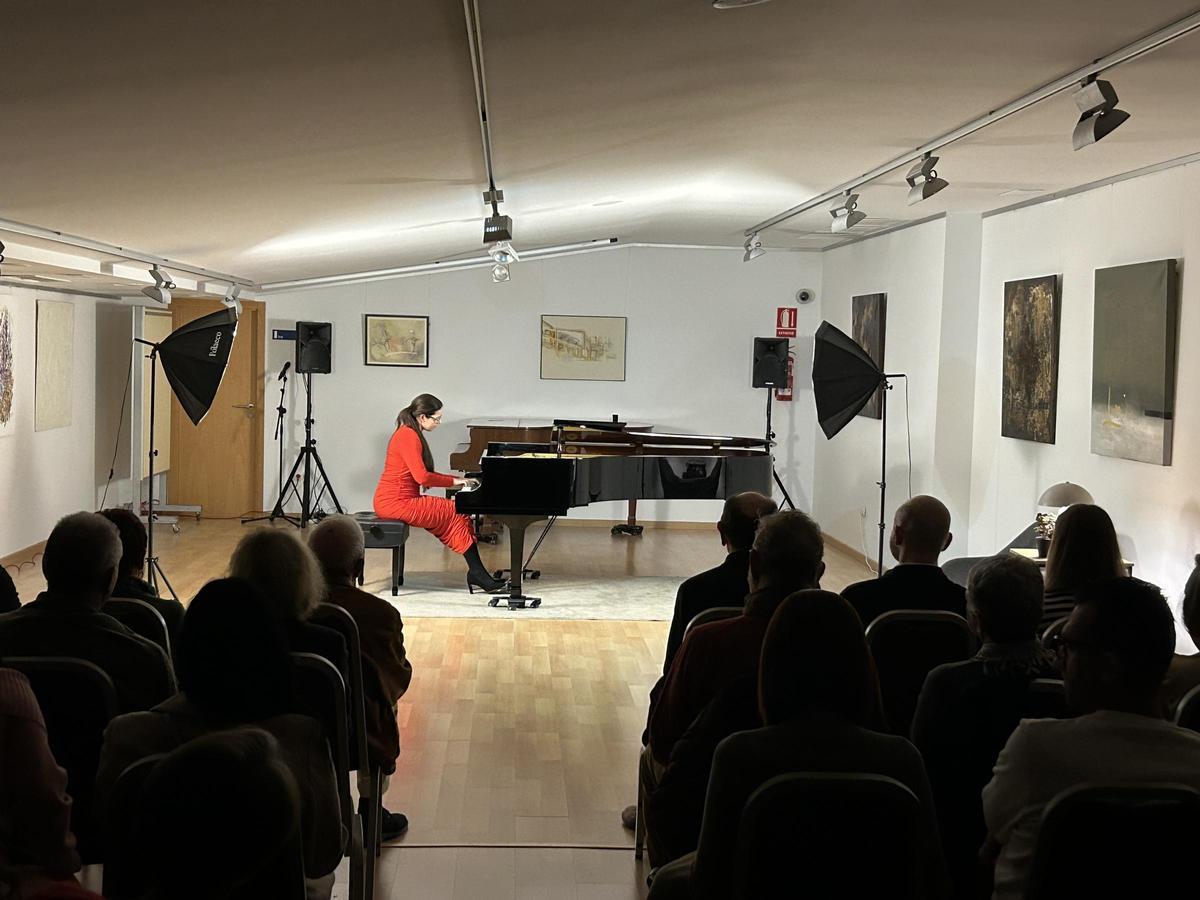 En este concierto íntimo, Lutgens interpretó obras de Chopin, Liszt y Balákirev, además de composiciones propias.