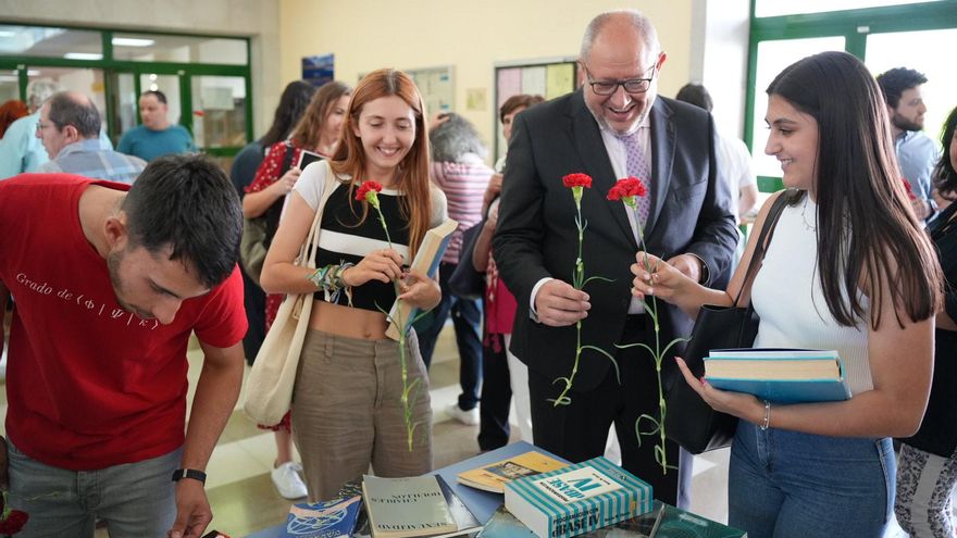 La Biblioteca Universitaria celebra la Fiesta del Libro con el reparto de libros y claveles