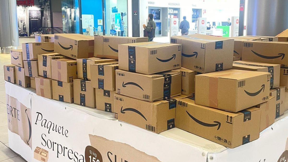 El stand de paquetes sorpresa de Amazon instalado en Vialia.