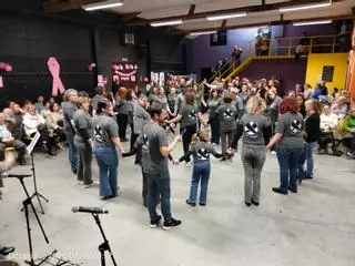 Más de 200 personas se reúnen en Salas para recaudar fondos para la Asociación Española contra el Cáncer