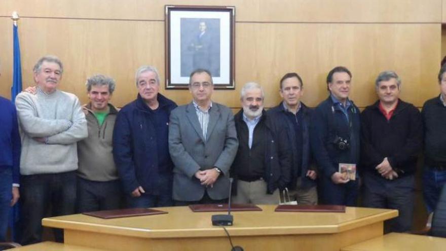 Por la izquierda, Diego Garcés, Josu Otazua, Sotero Gutiérrez, Alberto Vizcaíno (director general de Pesca), Ángel Riego (alcalde de Carreño), Joaquín Maringo, Guillermo Díaz, Alfonso Jondana, Fernando Cayuela y José Carlos Tuñón, ayer en el salón de plenos del Ayuntamiento.