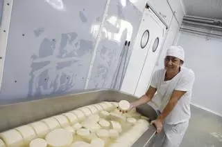 Cristina González hizo en Salas el queso de sidra que "no se podía hacer": "Somos los únicos que incorporamos la bebida regional a todo el proceso de elaboración"