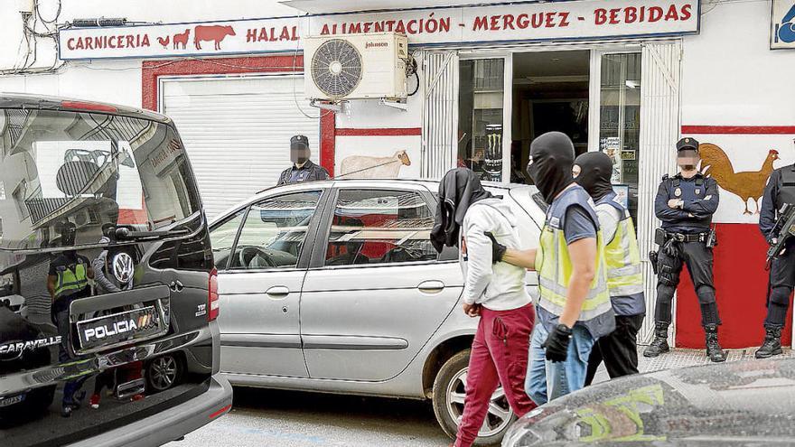 La Policía traslada al detenido el pasado año en Altea tras registrar la carnicería de su primo.