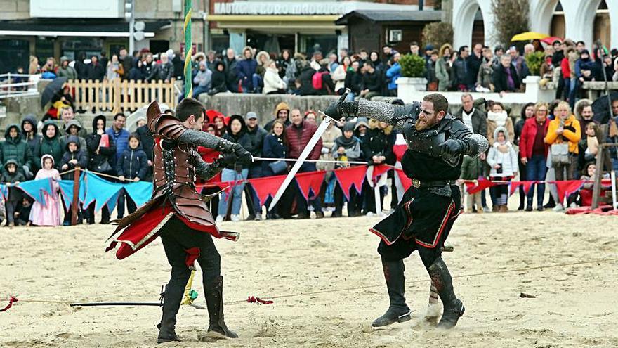 Combate de esgrima en la Festa da Arribada.  | // MARTA G. BREA