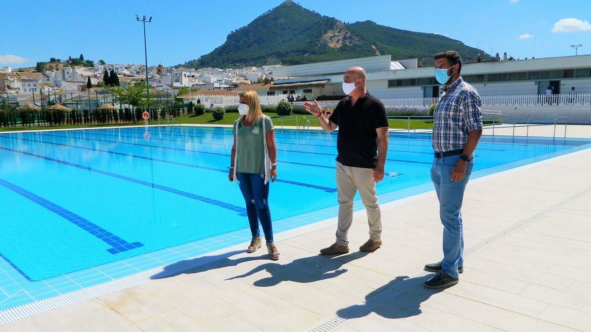 Mónica Caracuel, Antonio Ruiz y Javier Ramírez recorren la piscina.