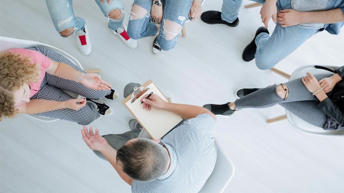 Terapia psicológica con un grupo de adolescentes.