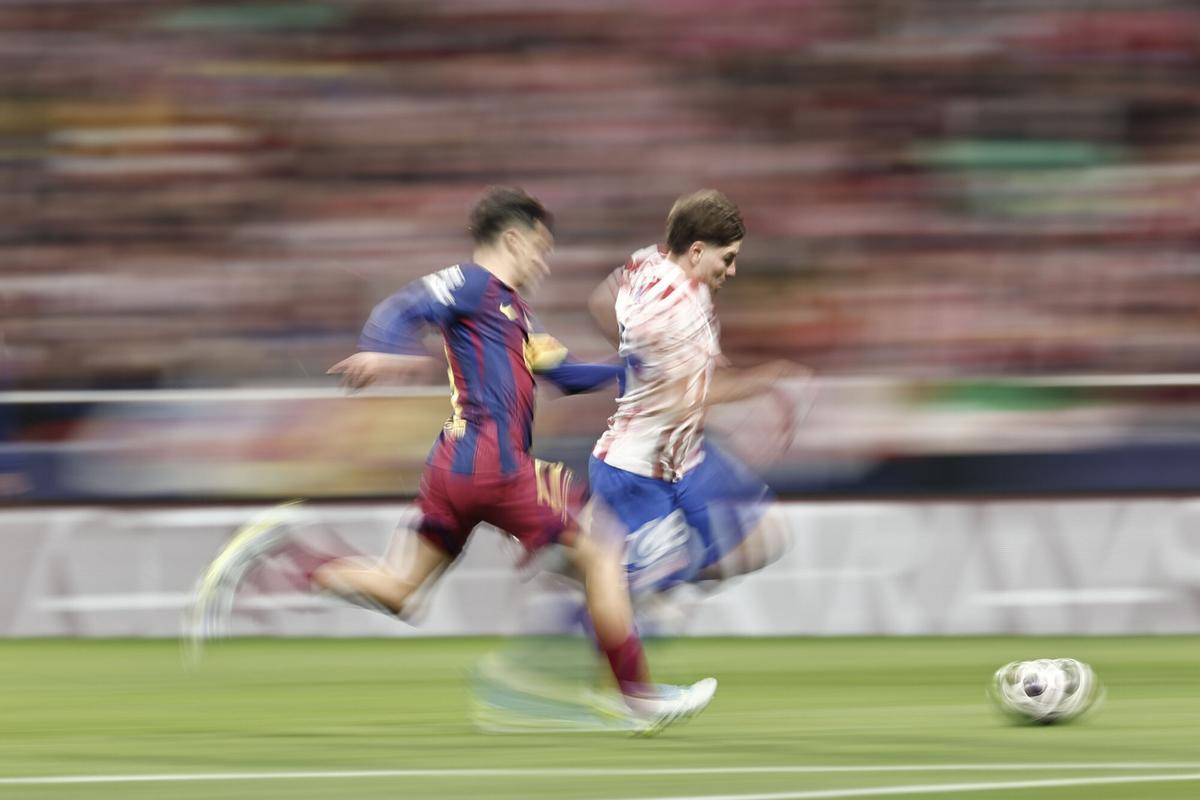 MADRID, 14/04/2026.- El delantero argentino del Atlético de Madrid Julián Álvarez (d) se escapa de Pedri, del FC Barcelona, para marcar su gol, durante el partido de vuelta de cuartos de final de Liga de Campeones que Atlético de Madrid y FC Barcelona disputan este martes en el estadio Metropolitano, en Madrid. EFE/Sergio Pérez. atletico madrid . barça. liga campeones 2025/2026 atletico madrid . barça. cuartos vuelta. accion. riyadh air metropolitano