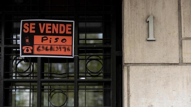Imatge d’arxiu d’un cartell de ‘Es ven’ en un portal d’un edifici de vivendes
